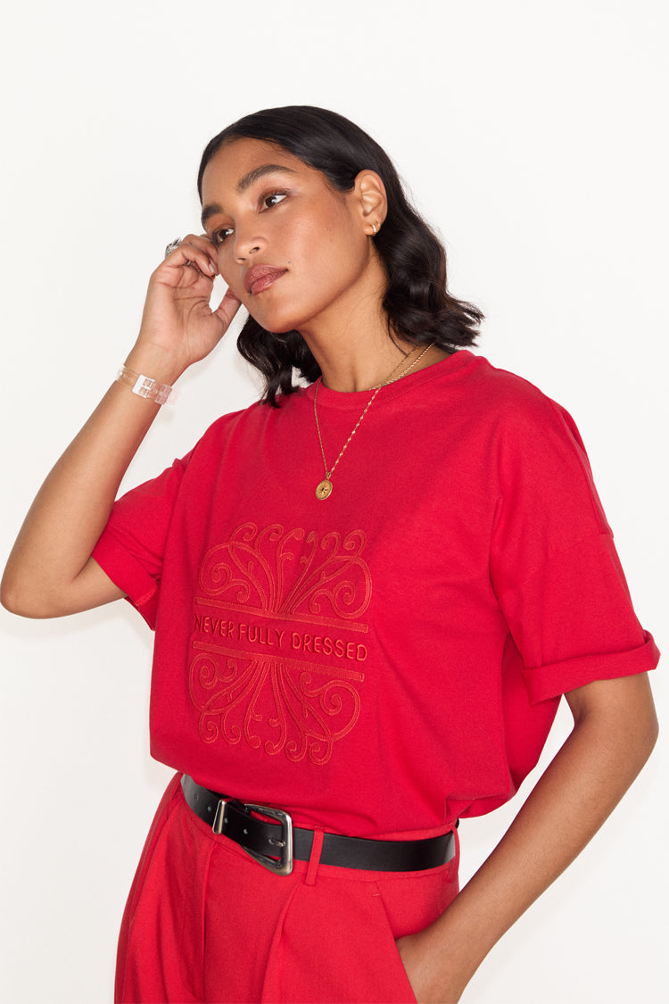 caption_Model wears Red PU Logo T-shirt in UK size 10/ US 6