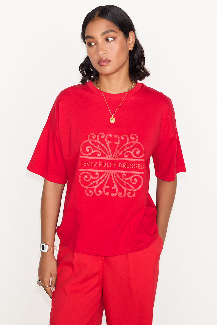 caption_Model wears Red PU Logo T-shirt in UK size 10/ US 6