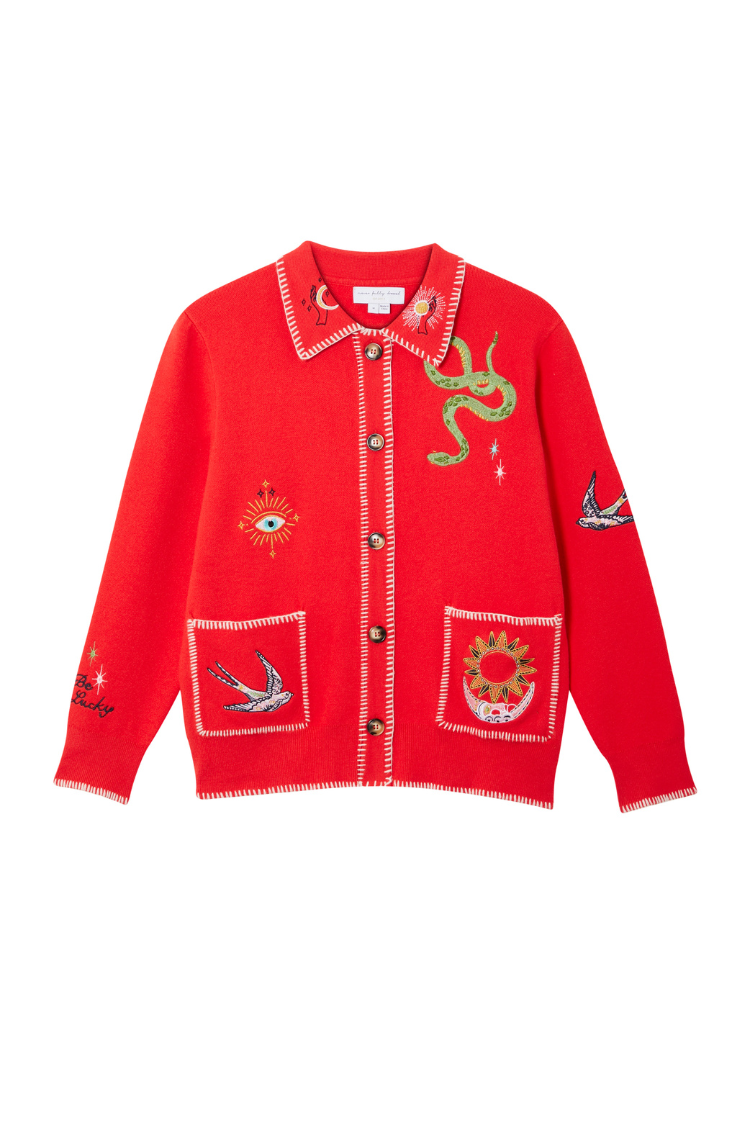 Cardigan rosso Mystical con colletto, tasche e ricami di serpenti, uccelli e simboli celesti.
