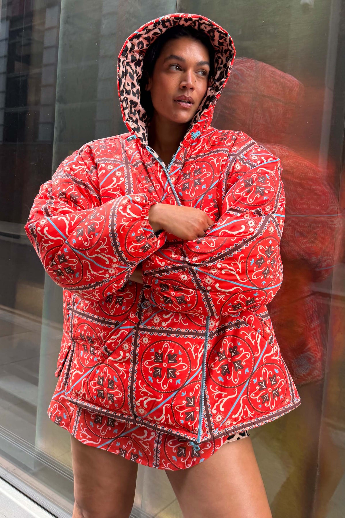 Model is 5ft9” and wears size XL