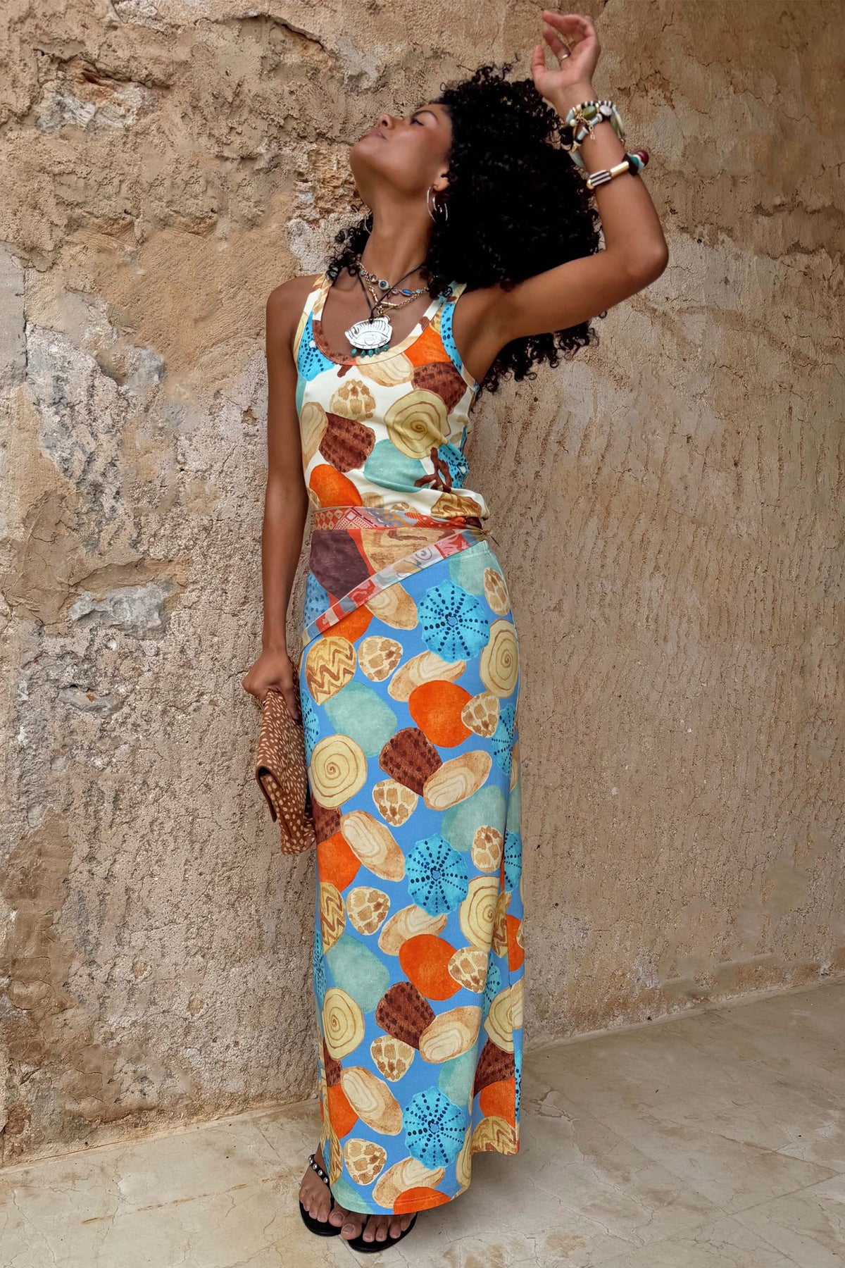 Gonna Shell Ribbed blu e arancio con stampa a conchiglie; la modella è alta 173cm e indossa la taglia 42.