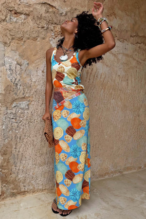 Gonna Shell Ribbed blu e arancio con stampa a conchiglie; la modella è alta 173cm e indossa la taglia 42.