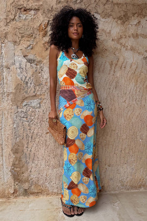 Gonna Shell Ribbed e top con stampa a conchiglie su muro di pietra; modella alta 173 cm, taglia UK 10/US 6.