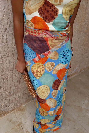 La modella (173 cm, taglia UK 10) indossa la gonna Shell Ribbed blu con stampa di conchiglie.
