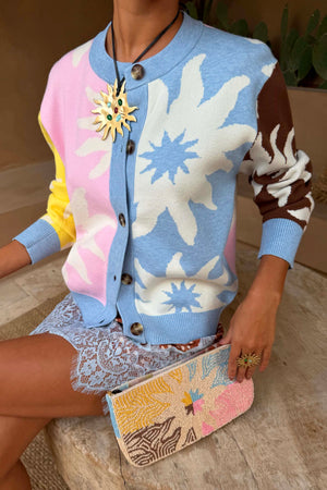 Cardigan Soleil Hollie multicolore con motivi a sole, indossato in taglia S da una modella alta 162 cm.
