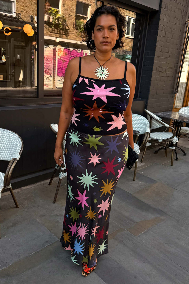 Model is 5ft9” and is UK size 16, wearing size XL