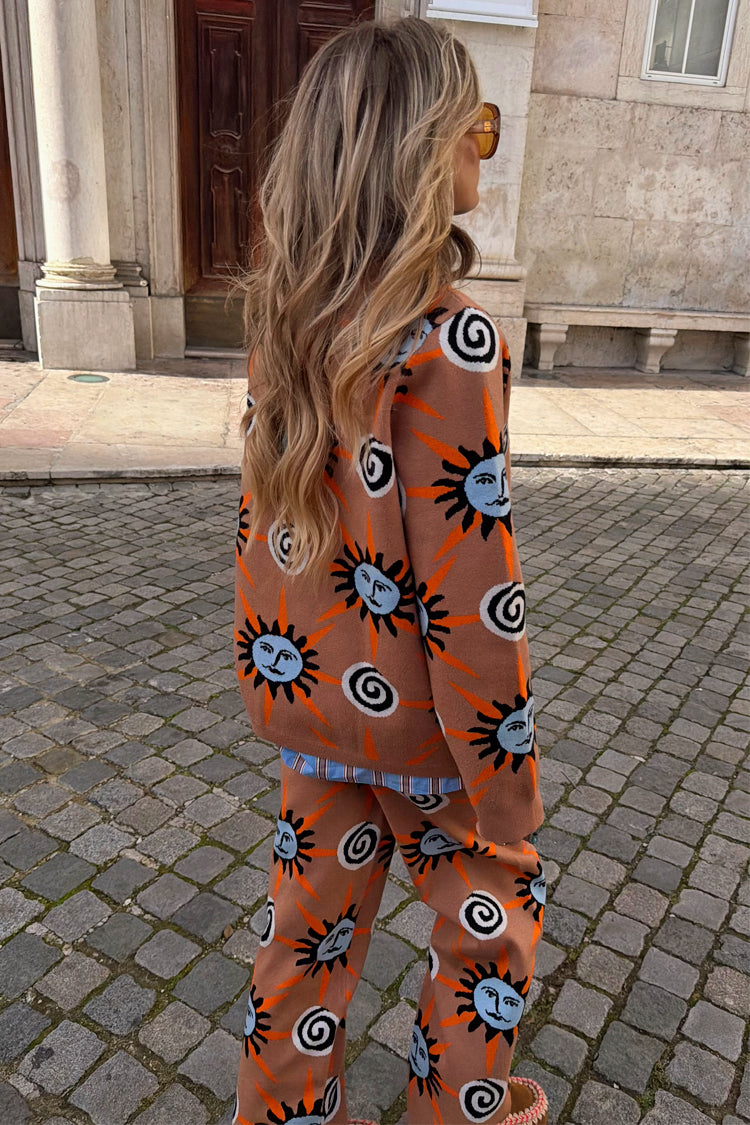 Modella alta 170 cm in taglia M con jumper Tan Sun Copenhagen color tabacco e stampa a sole coordinata.