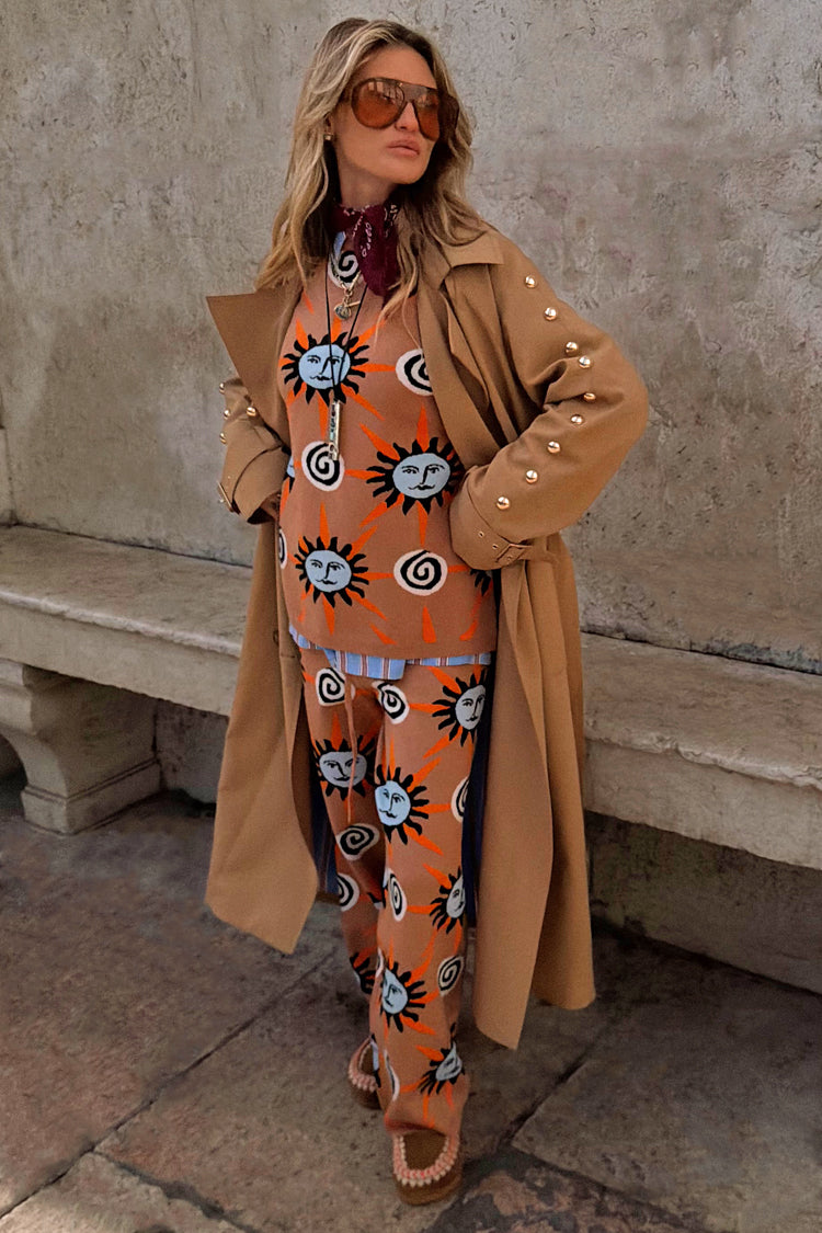Maglione Tan Sun Copenhagen con stampa a soli in un set coordinato marrone e trench con borchie.