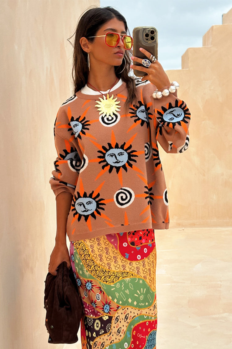 Maglione Tan Sun Copenhagen color cannella con stampe a sole, indossato da una modella per un selfie.