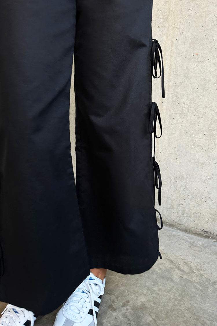 caption_Model wears Black Cotton Linen Tie Side Trousers  in UK size 10/ US 6