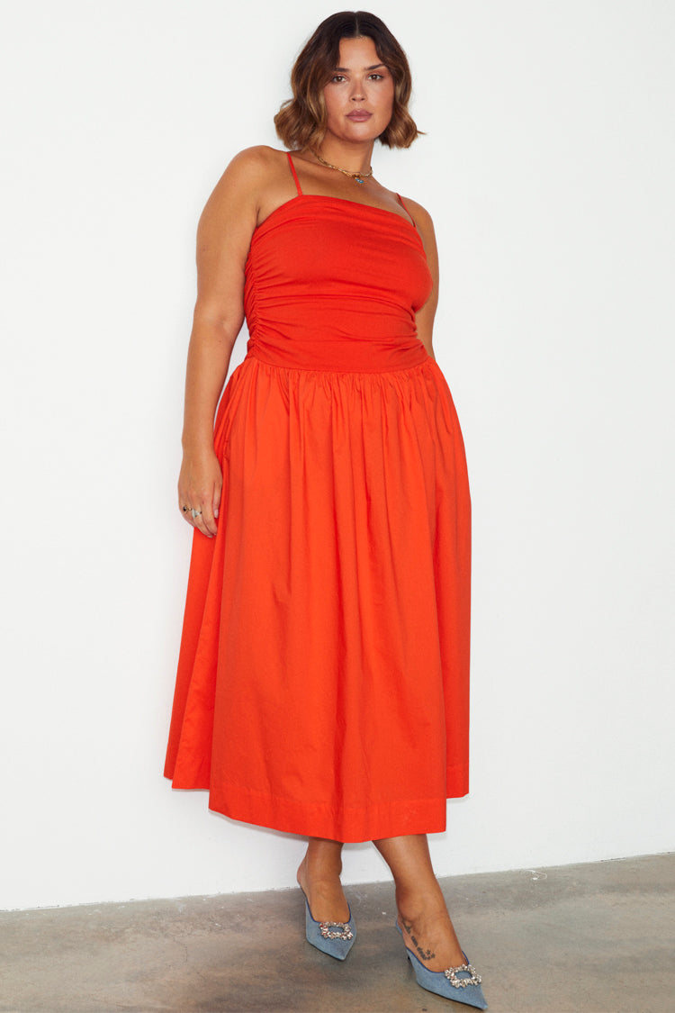 caption_Model wears Tomato Lola Mid-axi Dress in UK size 18/ US 14