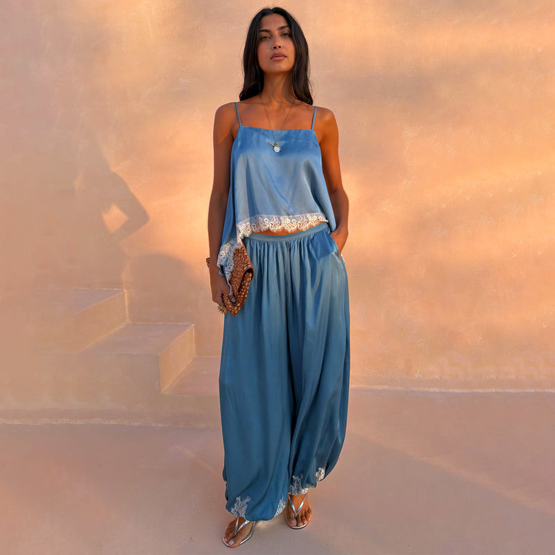 Pantaloni balloon Blue Lace in raso blu con orlo in pizzo bianco e top coordinato.