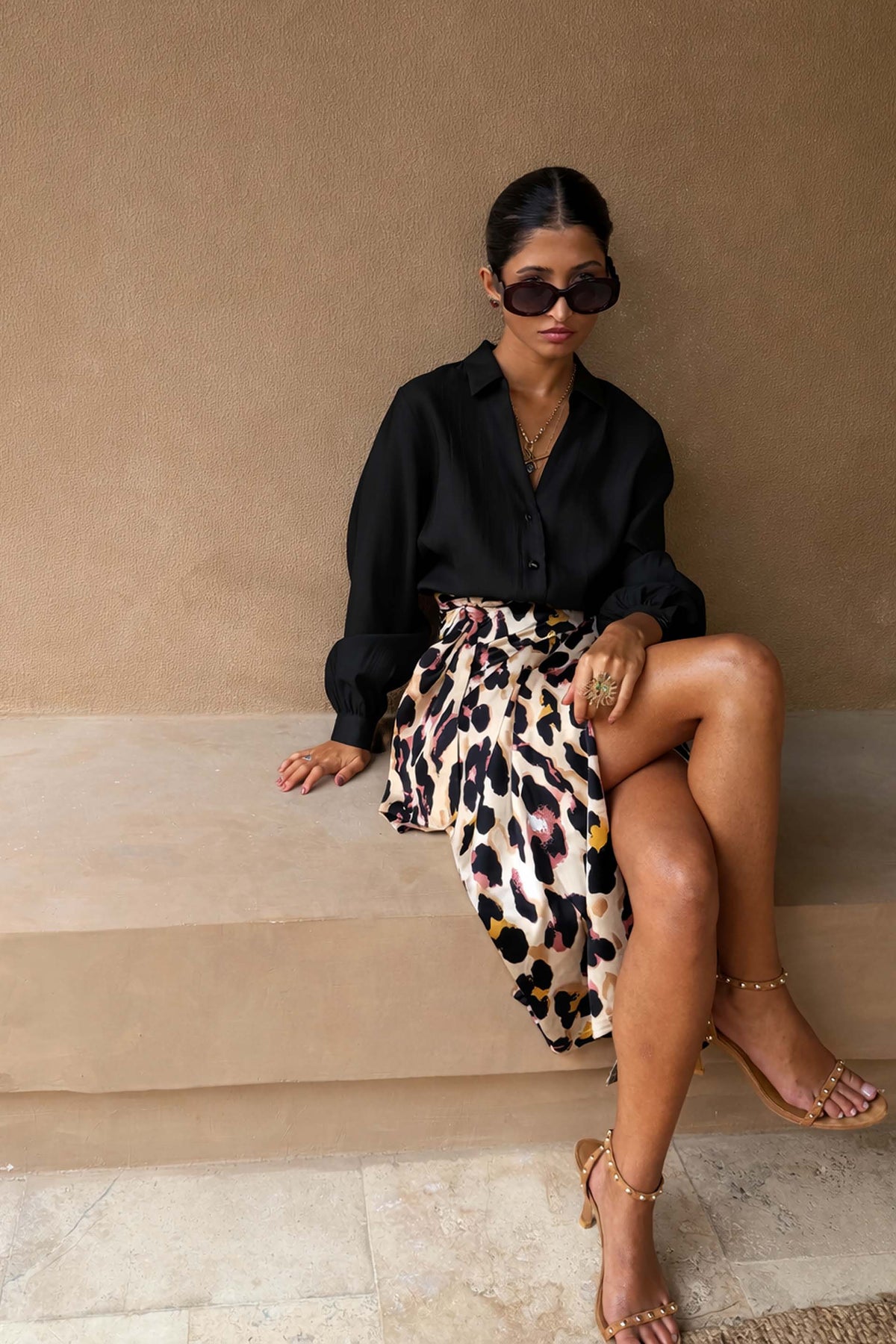 Camicia Black Miley con maniche a sbuffo e gonna con stampa leopardata indossata da una modella.