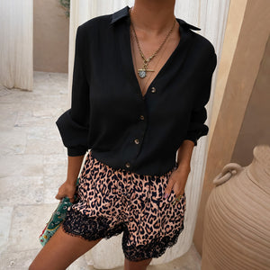 Camicia Miley nera con maniche blouson, bottoni tartarugati e shorts leopardati con bordo in pizzo.
