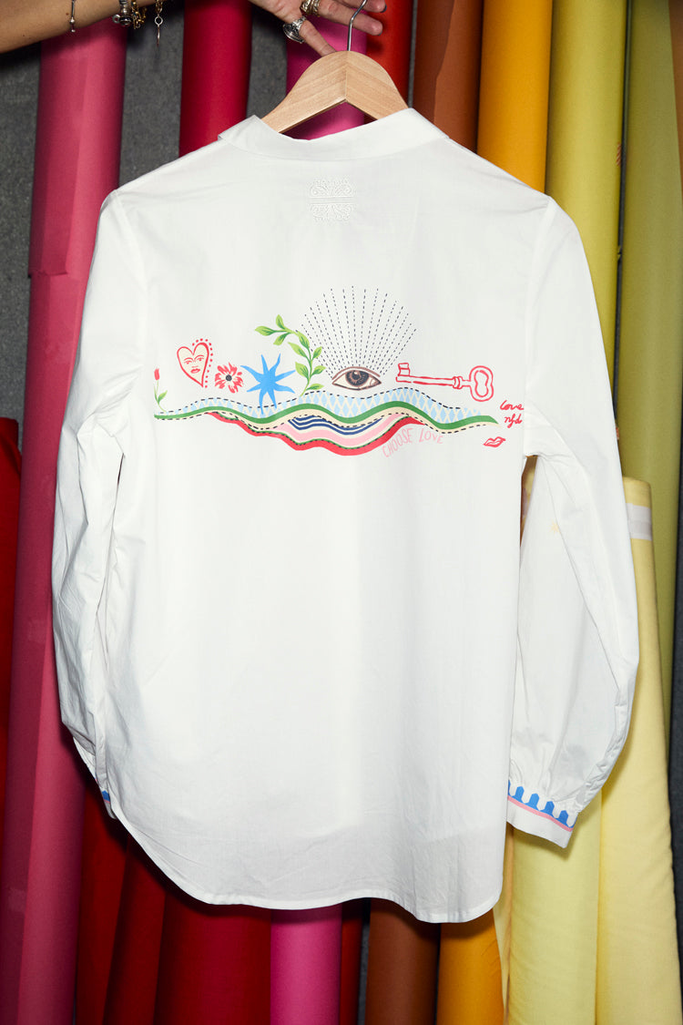 Choose Love Miley Shirt in white cotton featuring a graphic back print with heart and eye motifs.