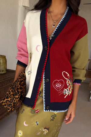 Cardigan Mystical Martha color block con ricami mistici, taglia M su modella alta 170 cm.