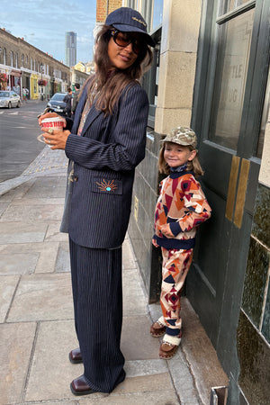 Pantaloni Arden gessati blu navy in un completo coordinato per un look street style londinese.