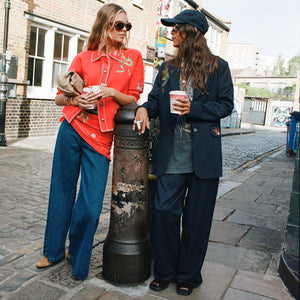 Pantaloni Arden gessati blu navy Petite in un look street style coordinato a Londra.