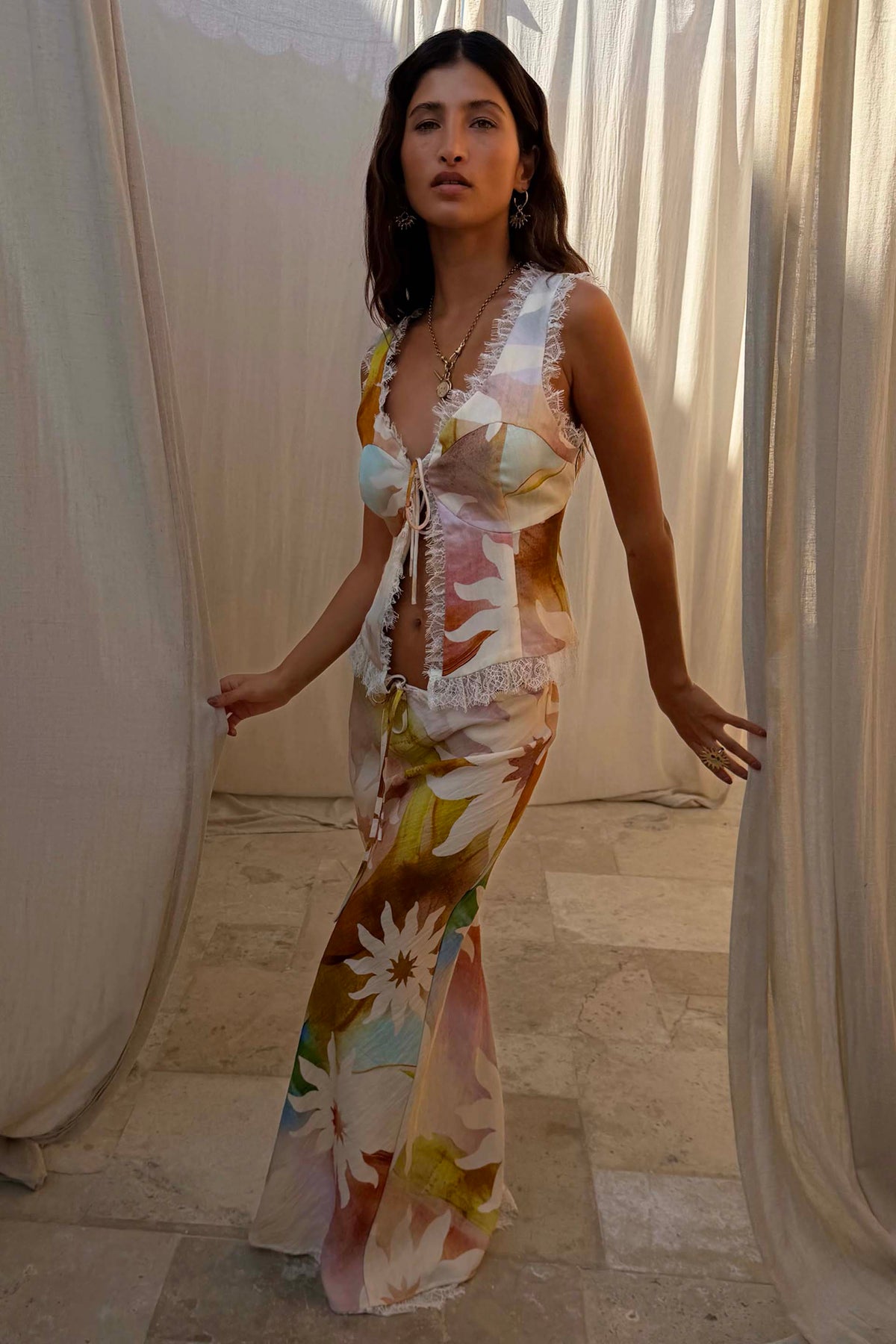 Gonna Abstract Soleil Mabel con stampa solare astratta su modella alta 163 cm (taglia UK 6/US 2).