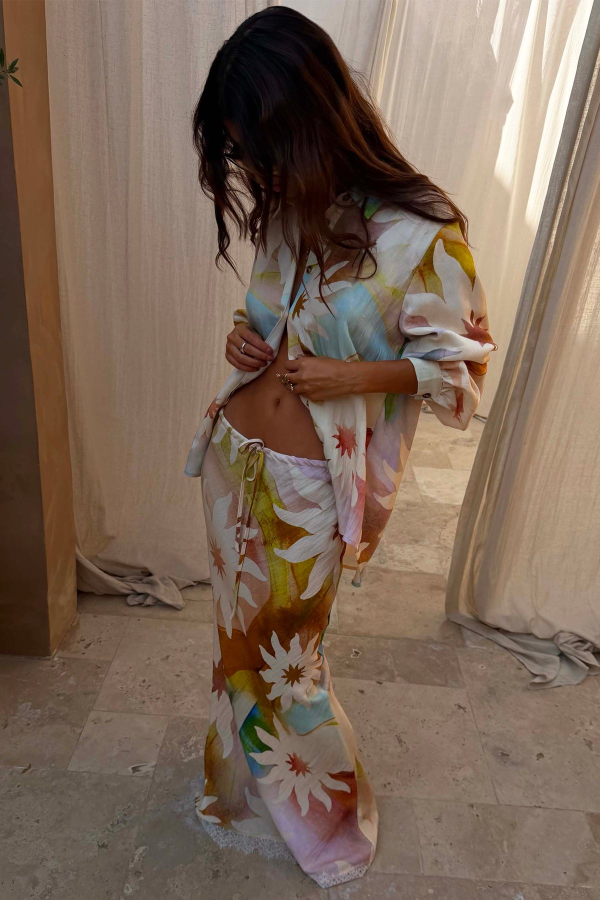 Gonna Mabel Abstract Soleil con stampa solare multicolore e camicia coordinata in un set vivace.