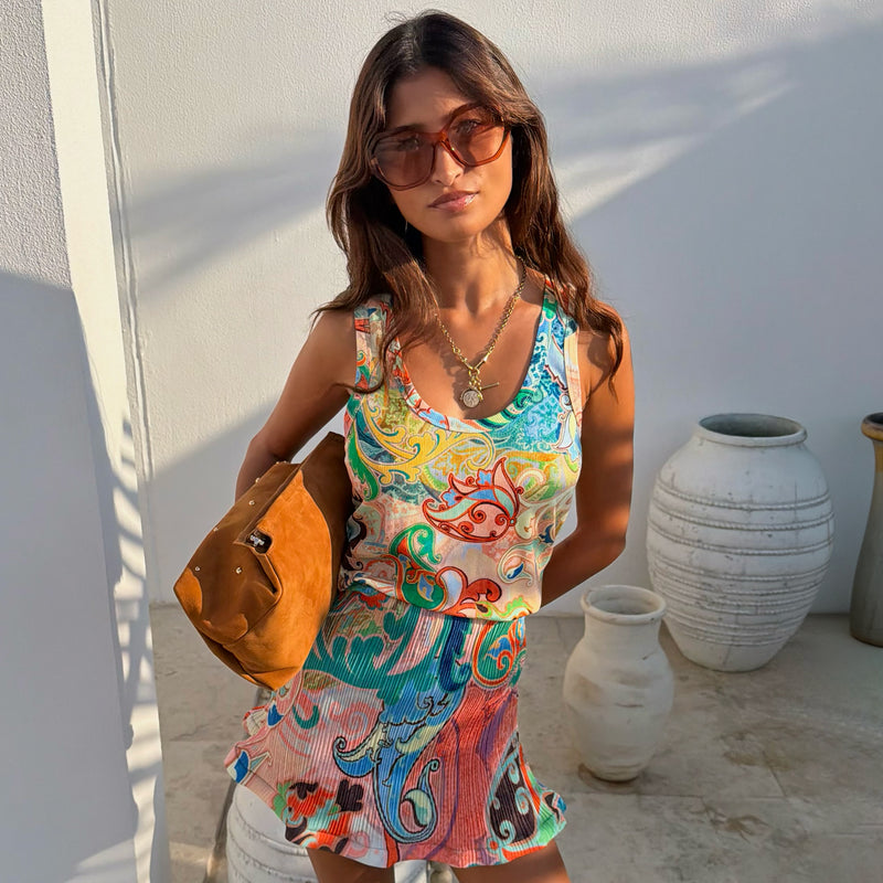 Canotta a coste Blue Mari con stampa paisley multicolore, abbinata a gonna coordinata.